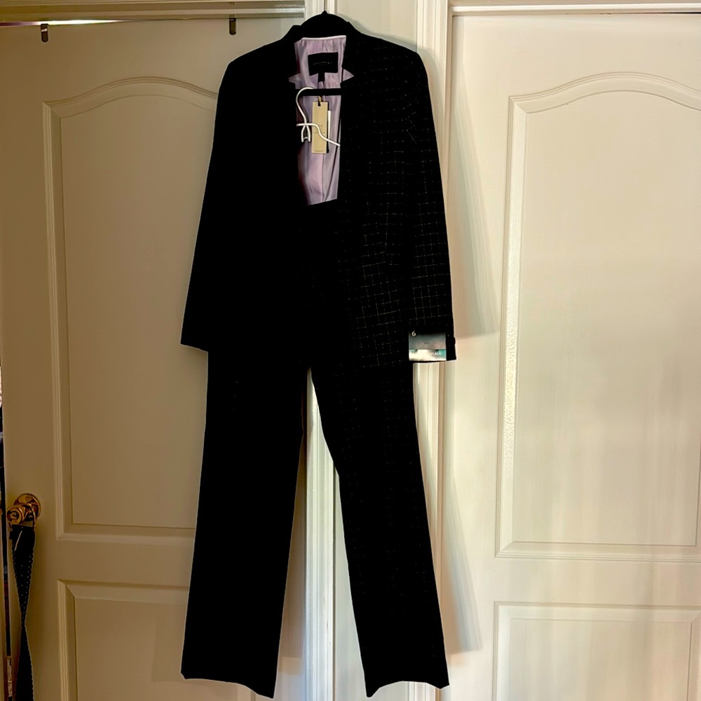 New with tags, banana republic suit, size 6